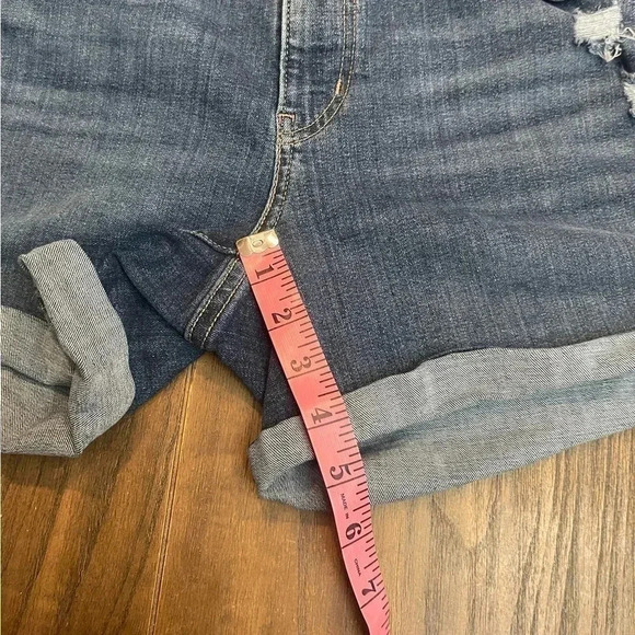 Levi’s Mid Length Denim Blue Distressed Shorts Women’s size W31/ Size 12 - Picture 6 of 11